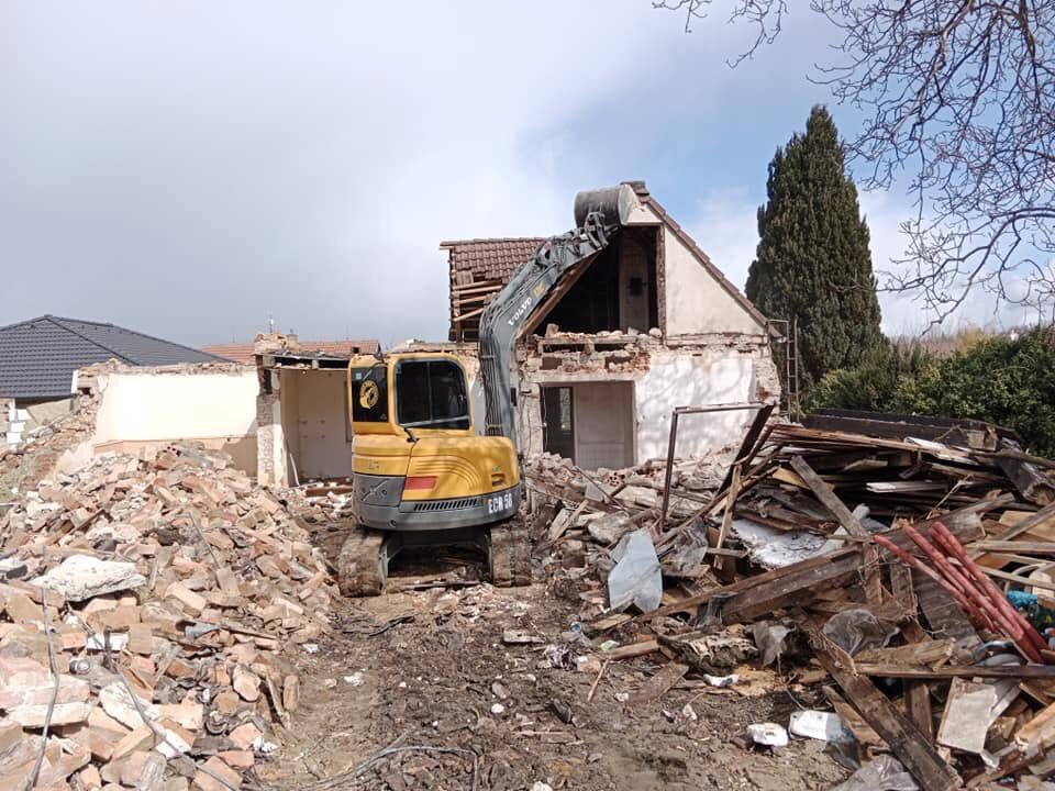Demoliční práce bagrem firmy Bergl
