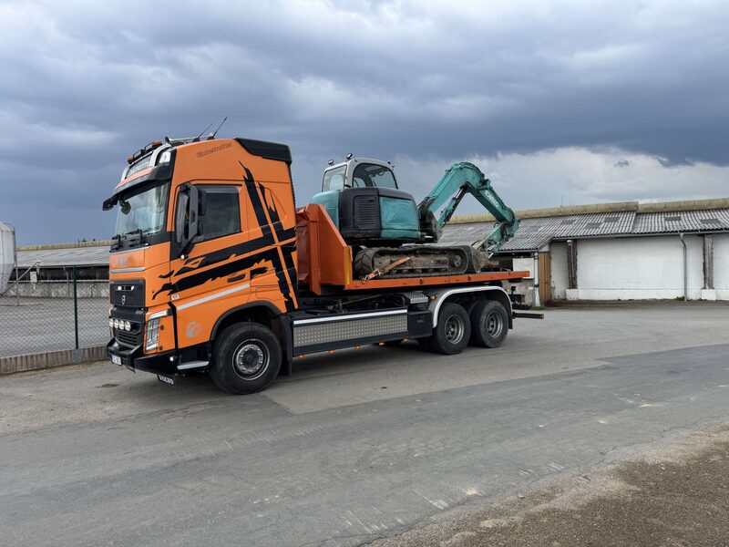 Přeprava bagru Kobelco na podvalníku