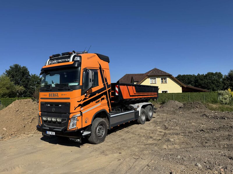 Volvo sklápěcí korba na stavbě